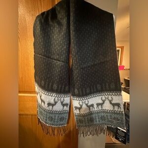 🚨NWT🚨! D&Y Black and Gray Deer Pattern Scarf